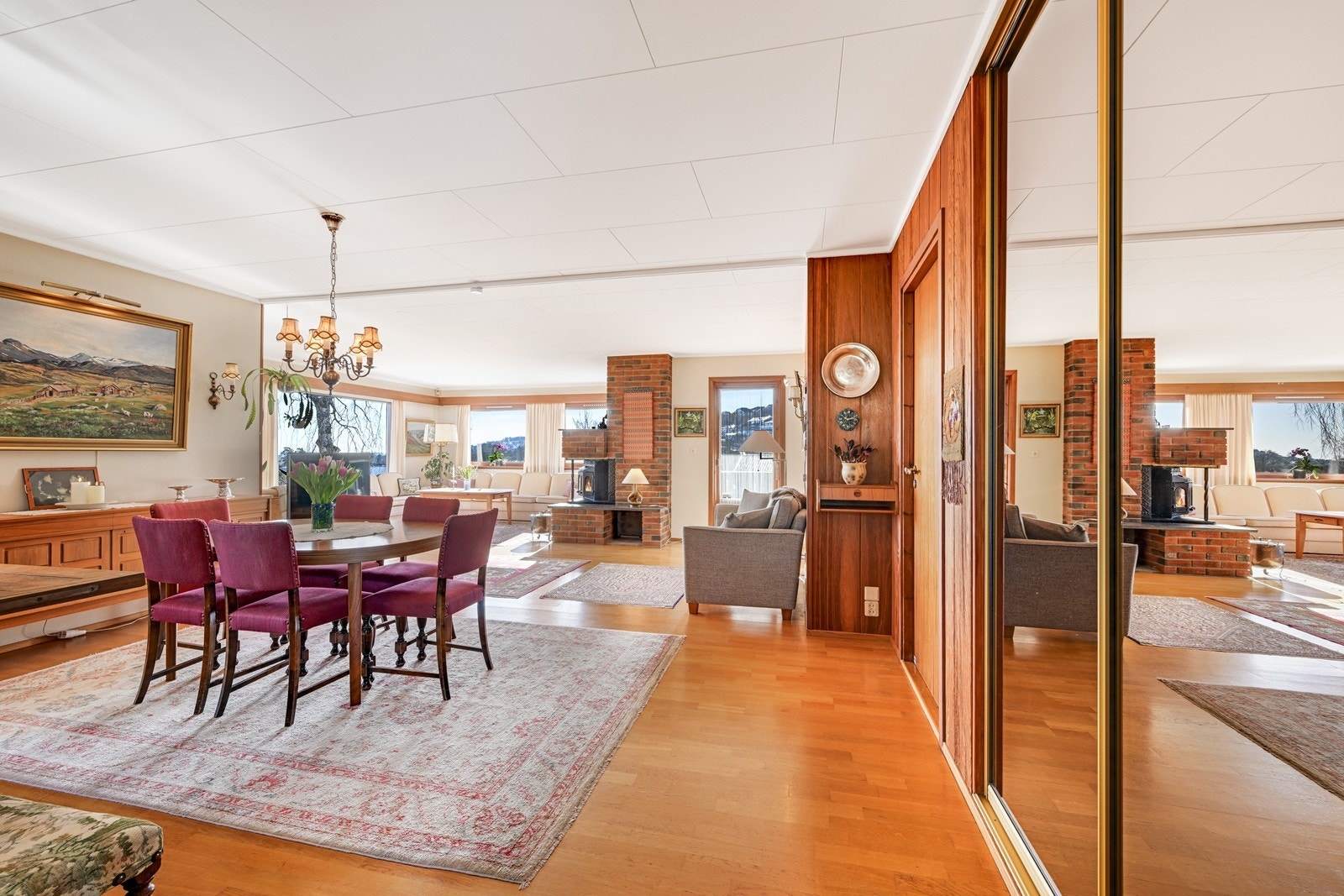 Spisestuen har et stort areal for utvidelse ved større selskaper. Galleribilde