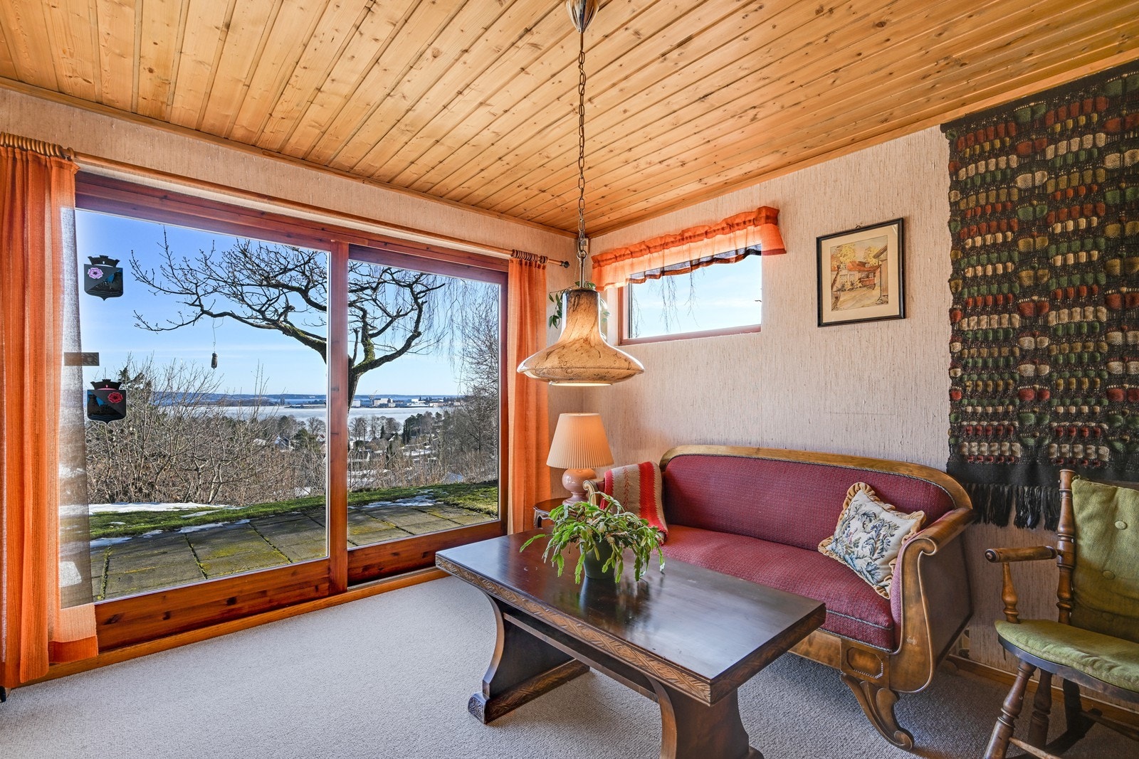 Fra kjellerstuen er det utgang til stor uteplass. Galleribilde