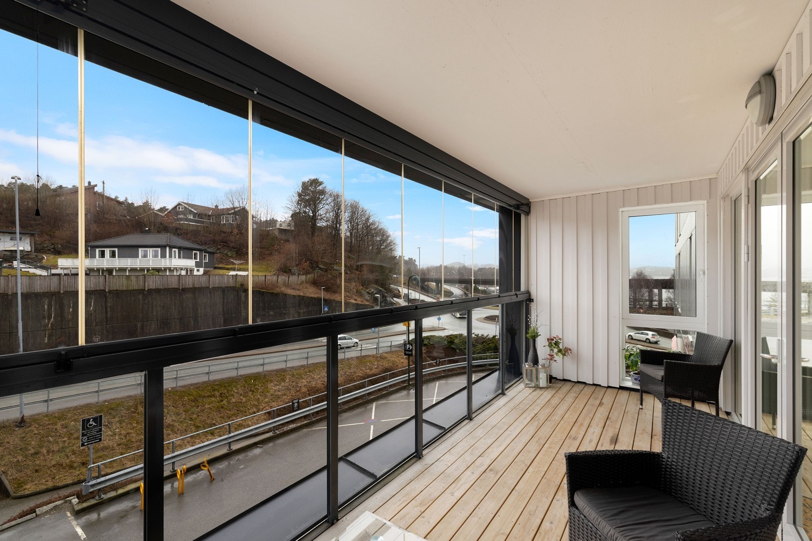 Balkongen er innglasset og er derav et ekstra rom i leiligheten store deler av året. På balkongen er det gode solforhold og flott utsikt! Galleribilde