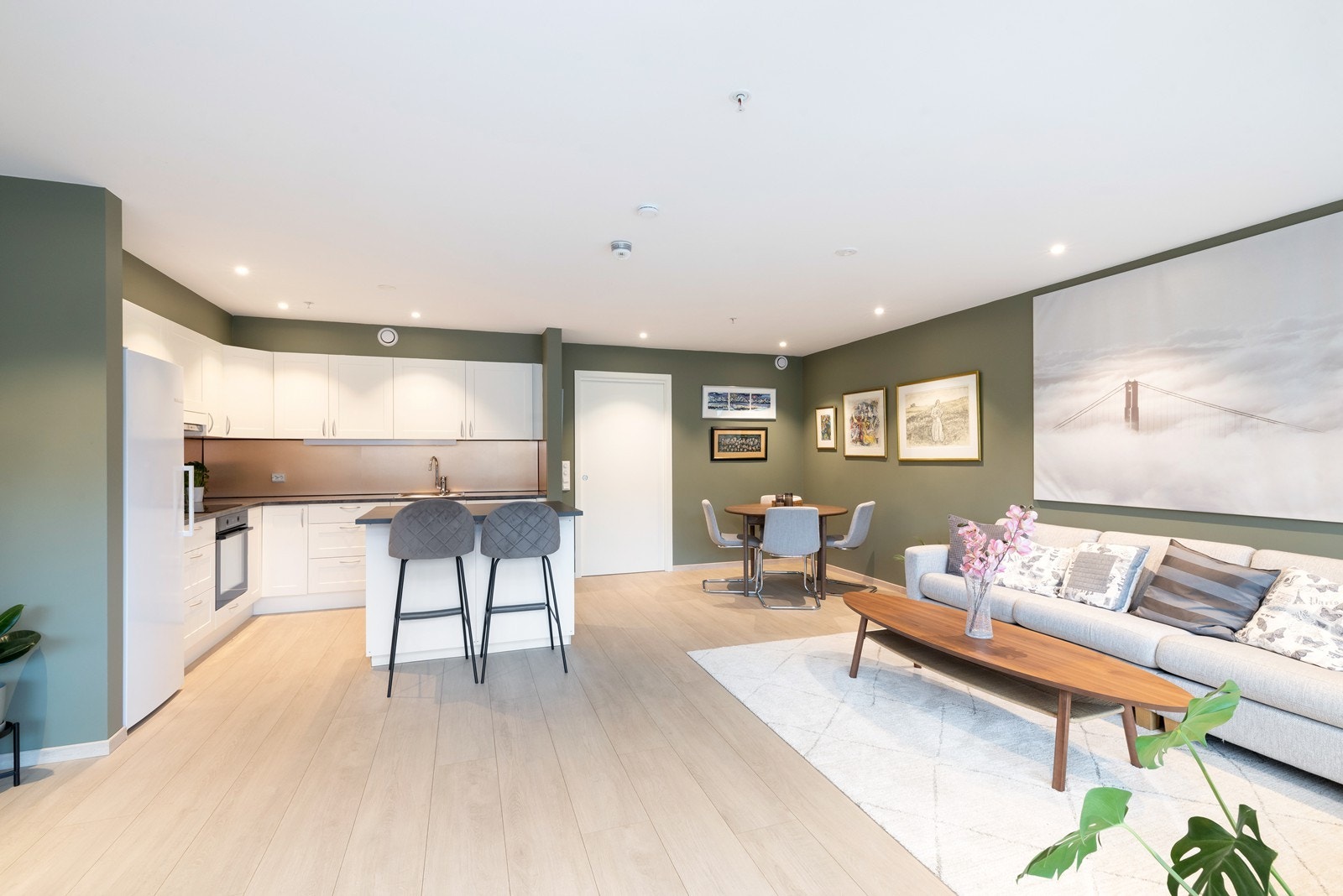 Stuen er av god størrelse, og er enkel å innrede. Her har man god plass til en romslig sofagruppe, samt ytterligere møblement ved behov Galleribilde