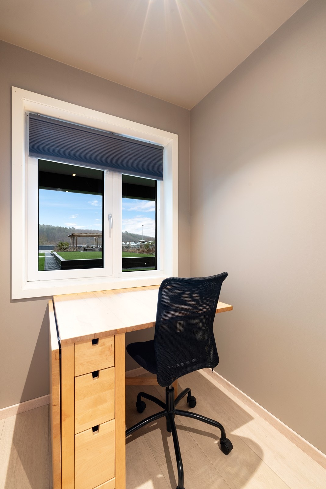 Soverom II. Rommene vender mot felles bakhage. Galleribilde