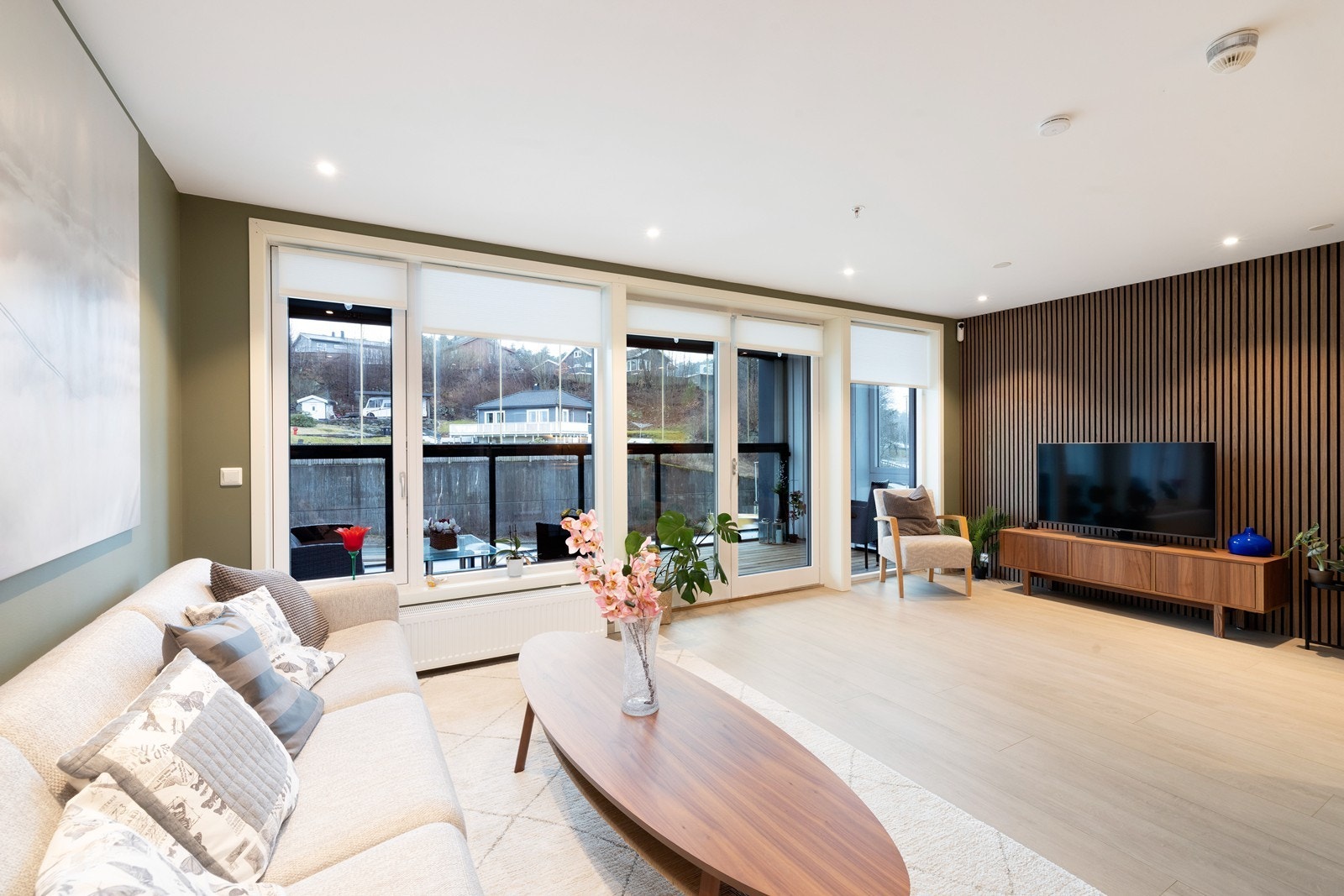 Store vindusflater sørger for rikelig med naturlig lysinnslipp Galleribilde