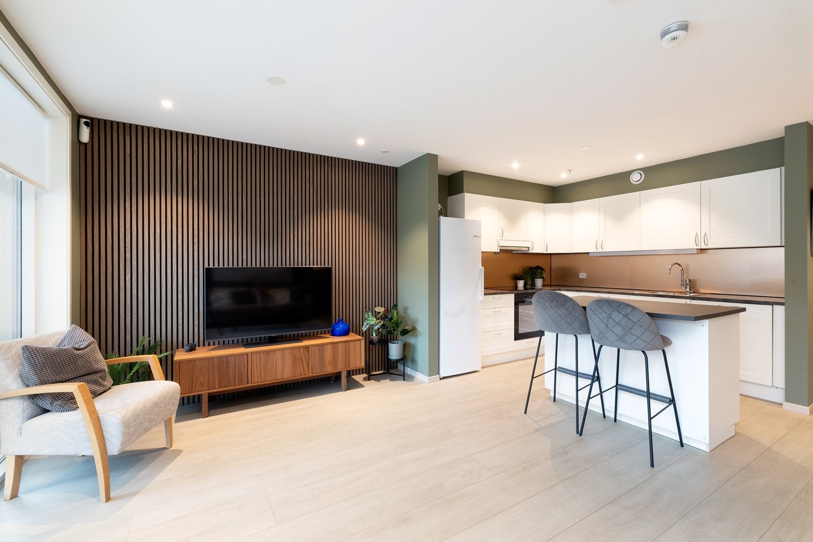 Kjøkkenet er praktisk plassert i rommet og har godt med benke- og skapplass. Galleribilde