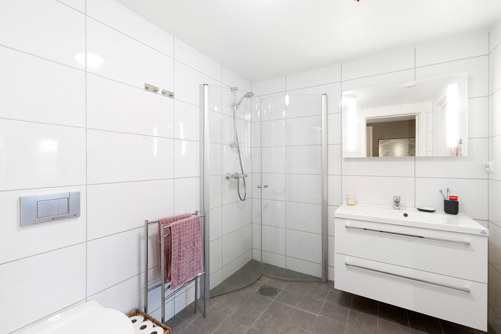 Badet ligger også tilknyttet gangen. Et romslig baderom med adkomst til hovedsoverom. Vis a vis baderommet er det et praktisk vaskerom med gode oppbevarings muligheter. Galleribilde