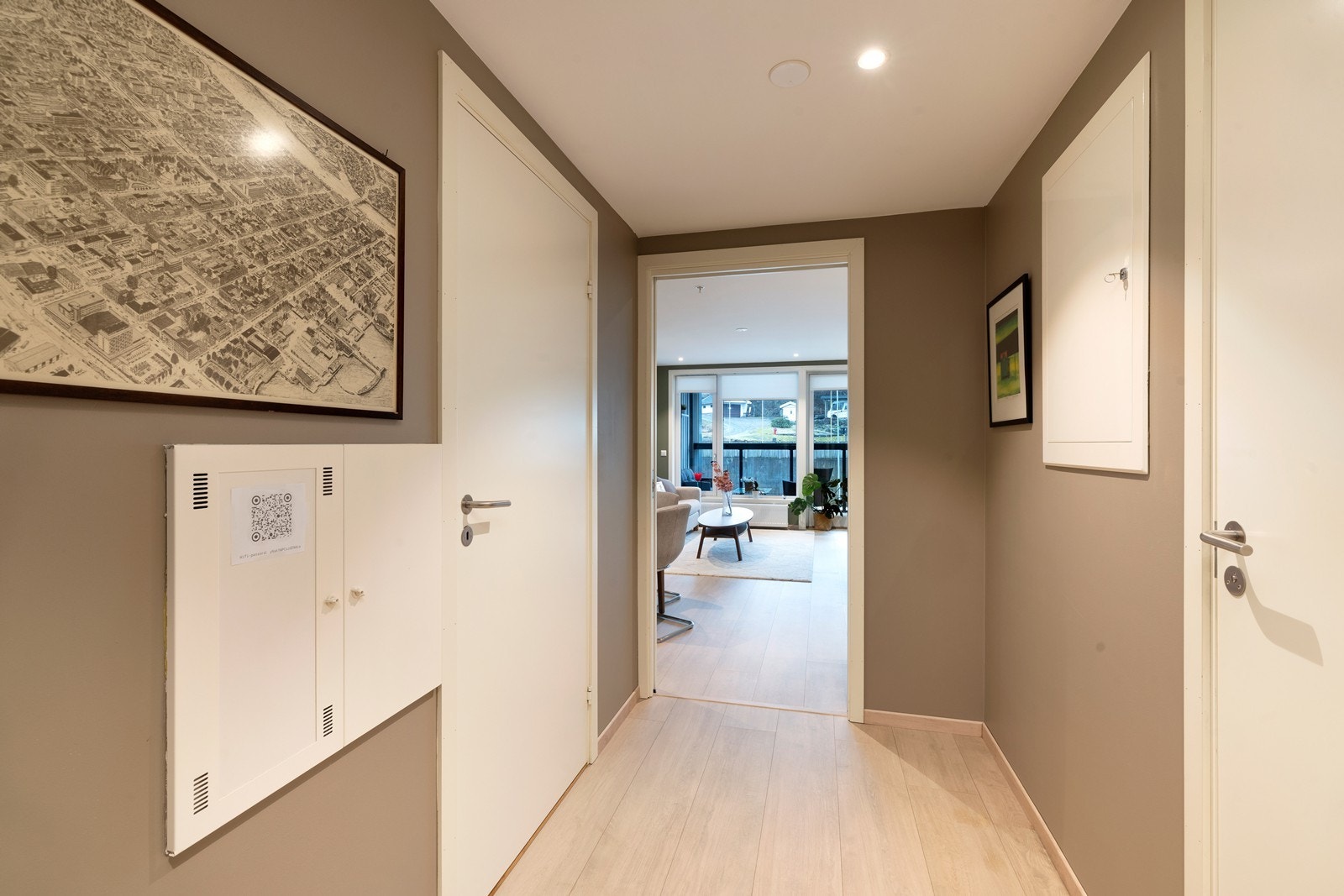 Videre ut til gangen, her har man inngang til leilighetens øvrige rom. Galleribilde