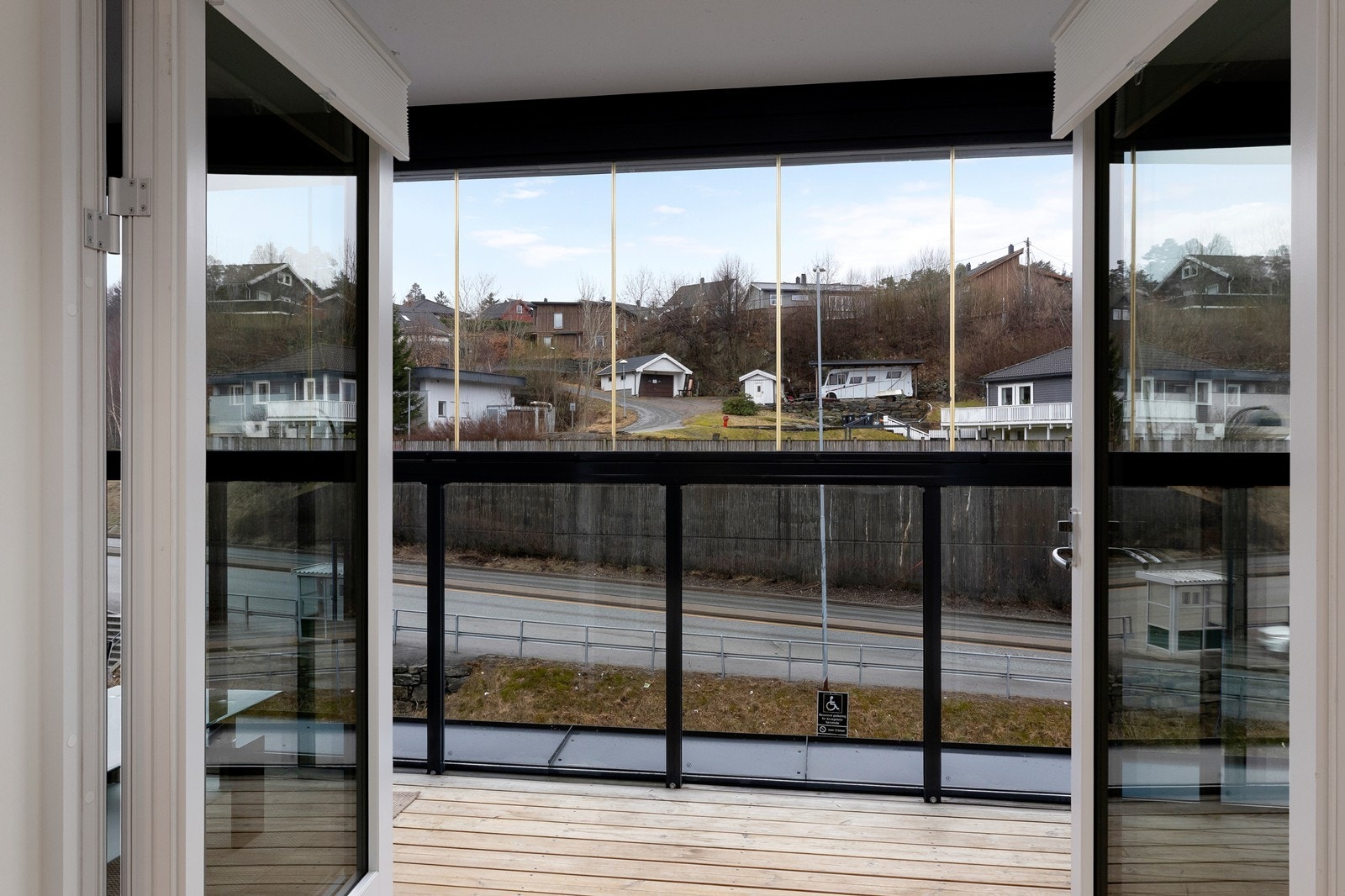 Fra stuen er det utgang til balkong. Galleribilde