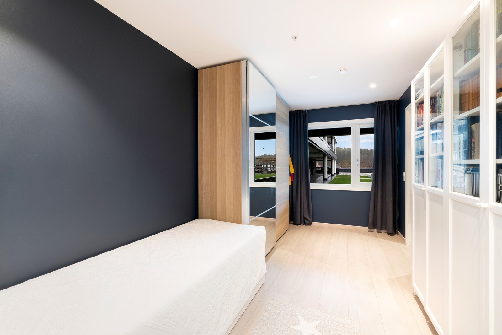 Leiligheten har to gode soverom, hvor hovedsoverommet har inngang til baderommet Galleribilde