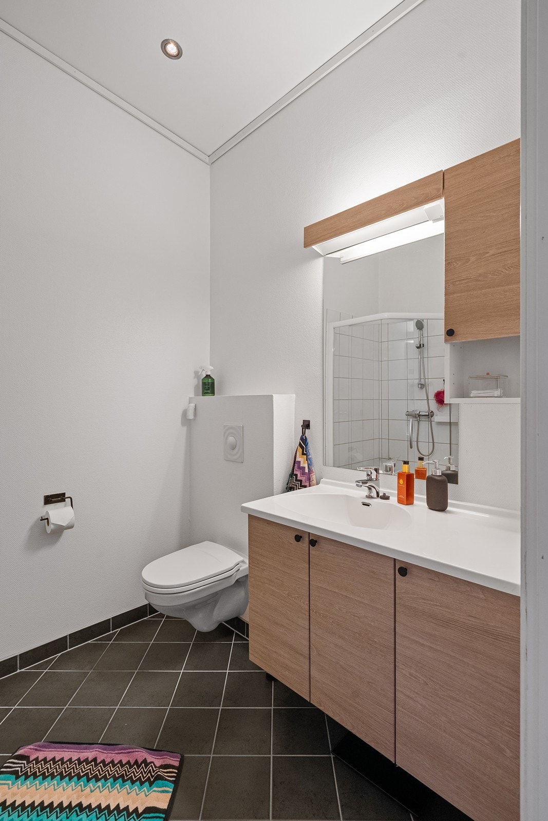 Bad med fliser på gulv. Galleribilde