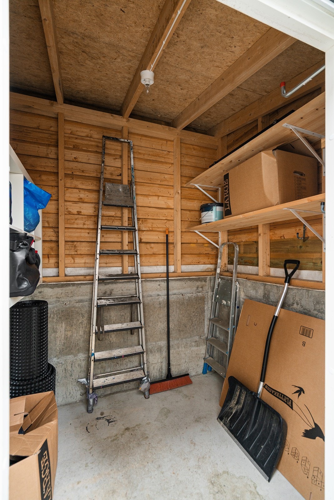 Utvendig bod med gode lagringsmuligheter like utenfor inngangen. Galleribilde