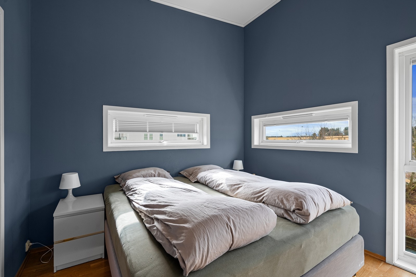 Hovedsoverommet er av god størrelse med plass til ønsket soveromsinnredning. Galleribilde