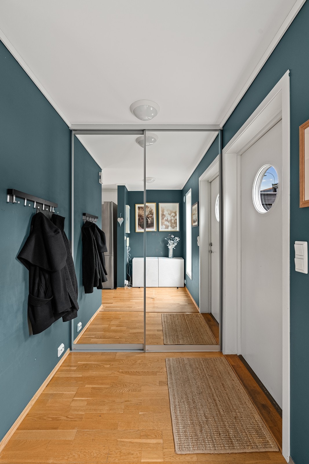 Praktisk skyvedørsgarderobe i entreen Galleribilde