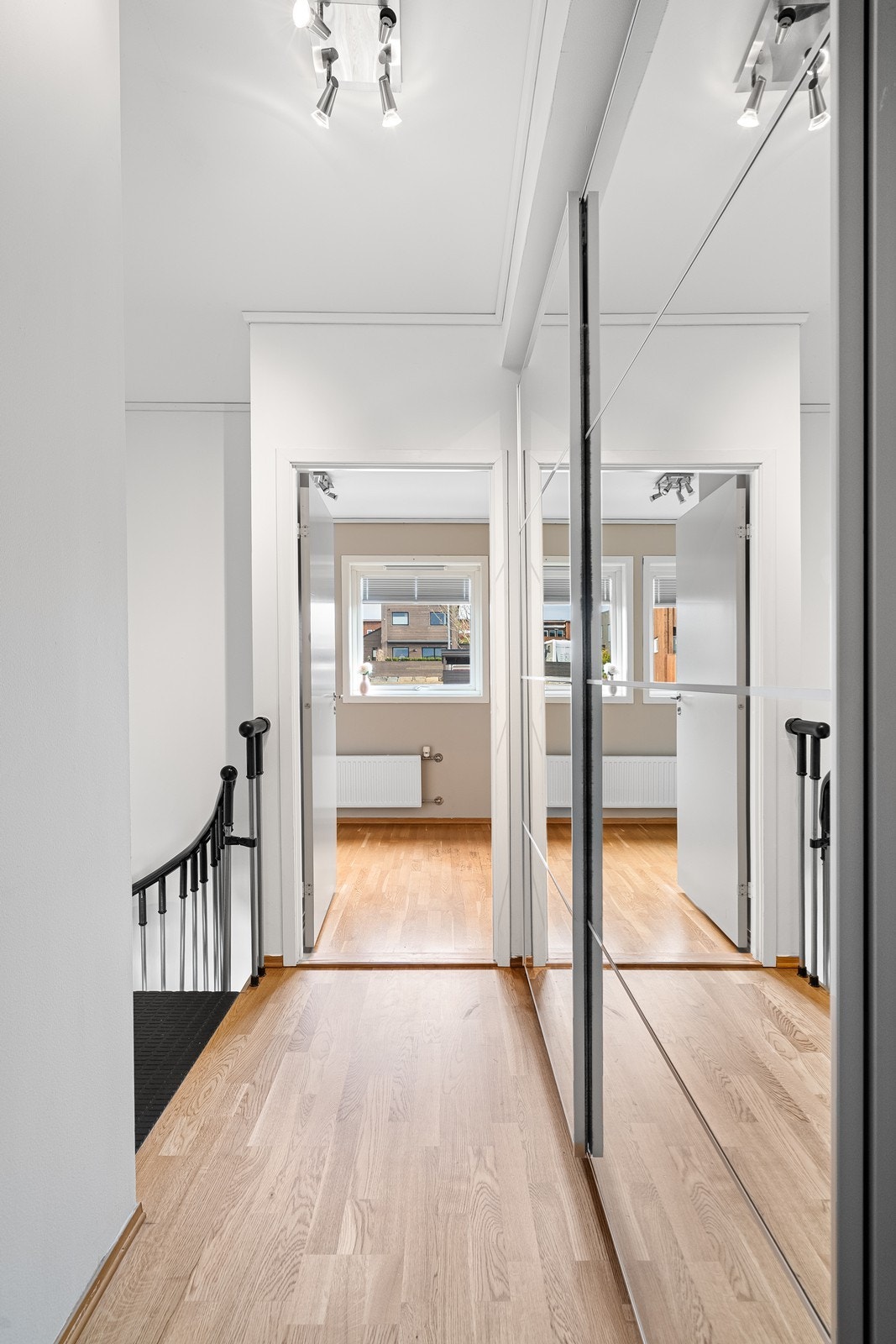 Oppe i 2 etasje kommer du til boligens 2 soverom, bad og en praktisk skyvedørsgarderobe i gangen. Galleribilde