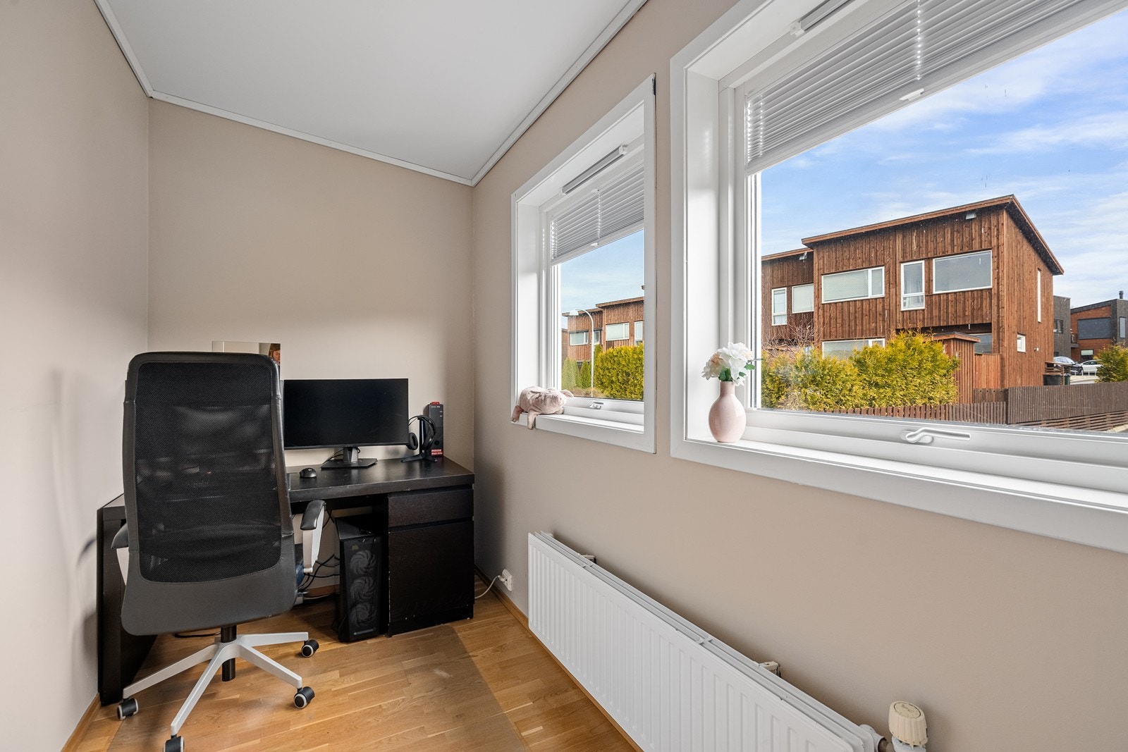 Soverom 2 er i dag innredet som kontor. Et praktisk rom som enkelt kan innredes etter dine behov. Galleribilde