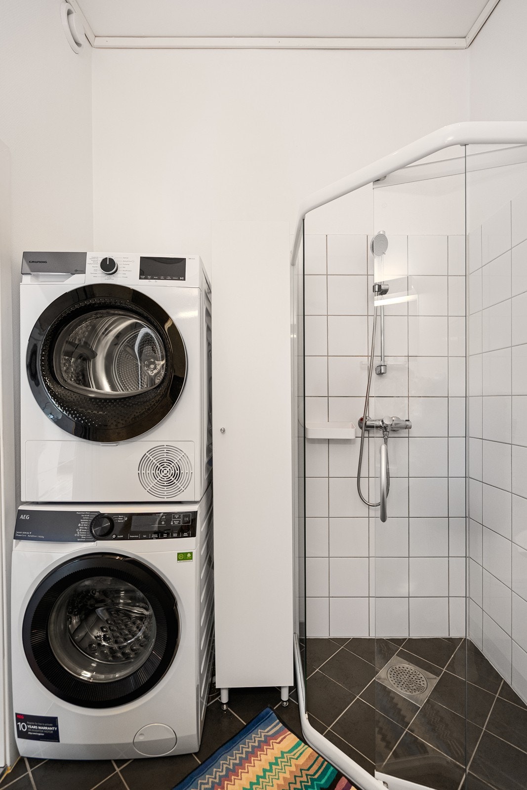 Opplegg for vaskemaskin og tørketrommel med vann og avløp. Galleribilde