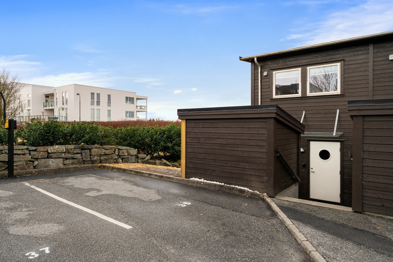 Biloppstillingsplass med muligheter for el-bil lader Galleribilde