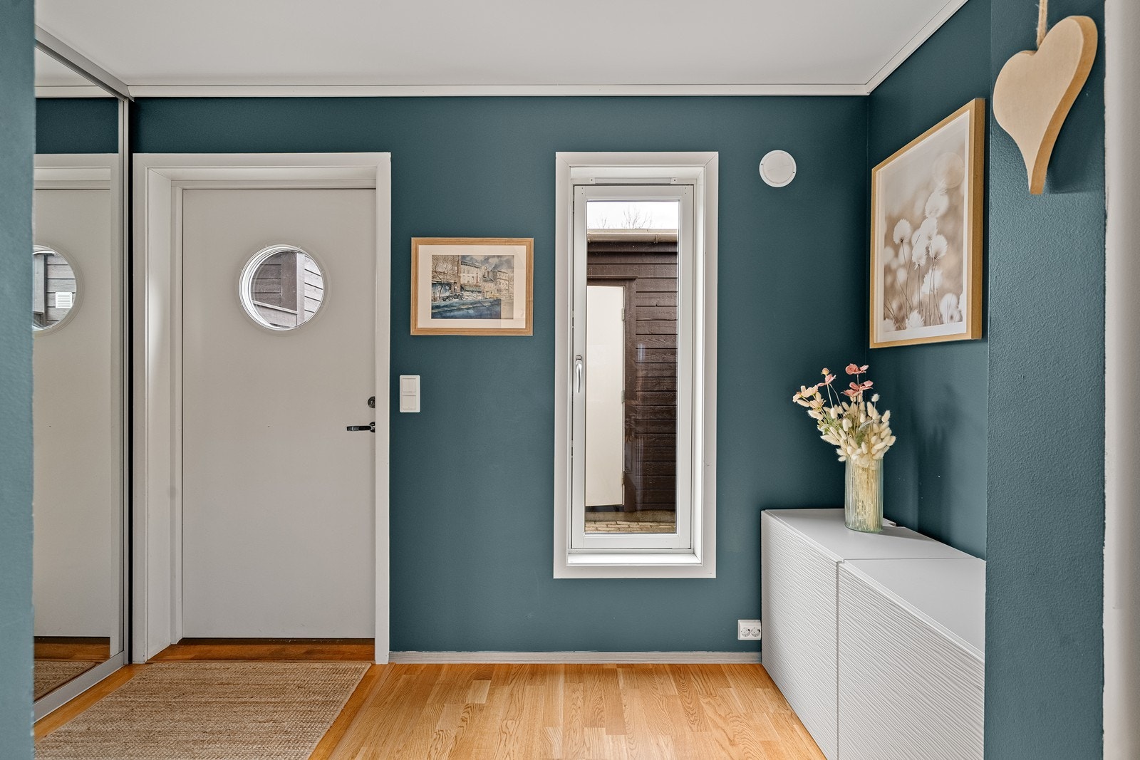 Romslig entré med god plass til å sette fra seg yttertøy og sko. Galleribilde