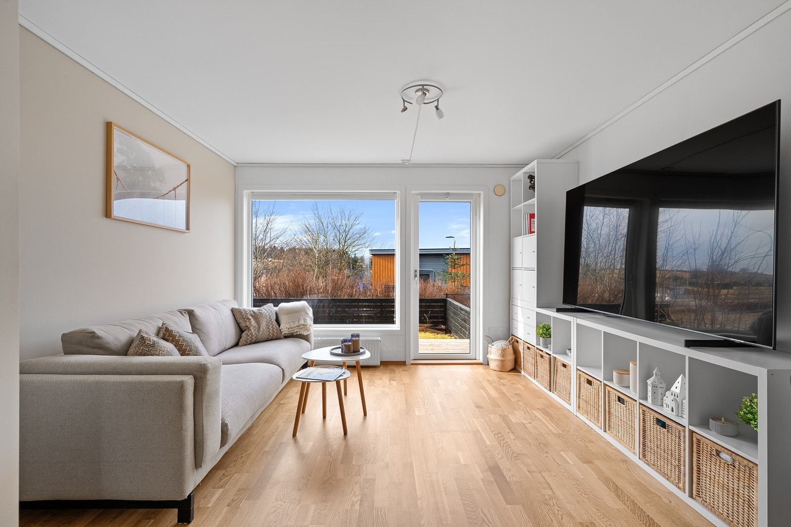 Stue med store vindusflater som slipper inn rikelig med naturlig lys. Galleribilde