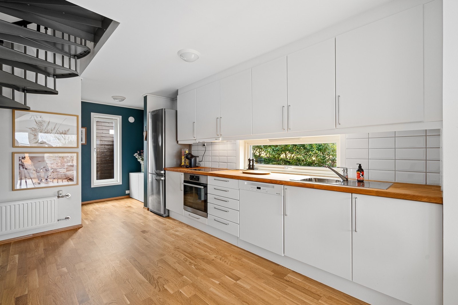 God benkeplass og masse skuffe- og skapplass til det en skulle ha behov for. Galleribilde