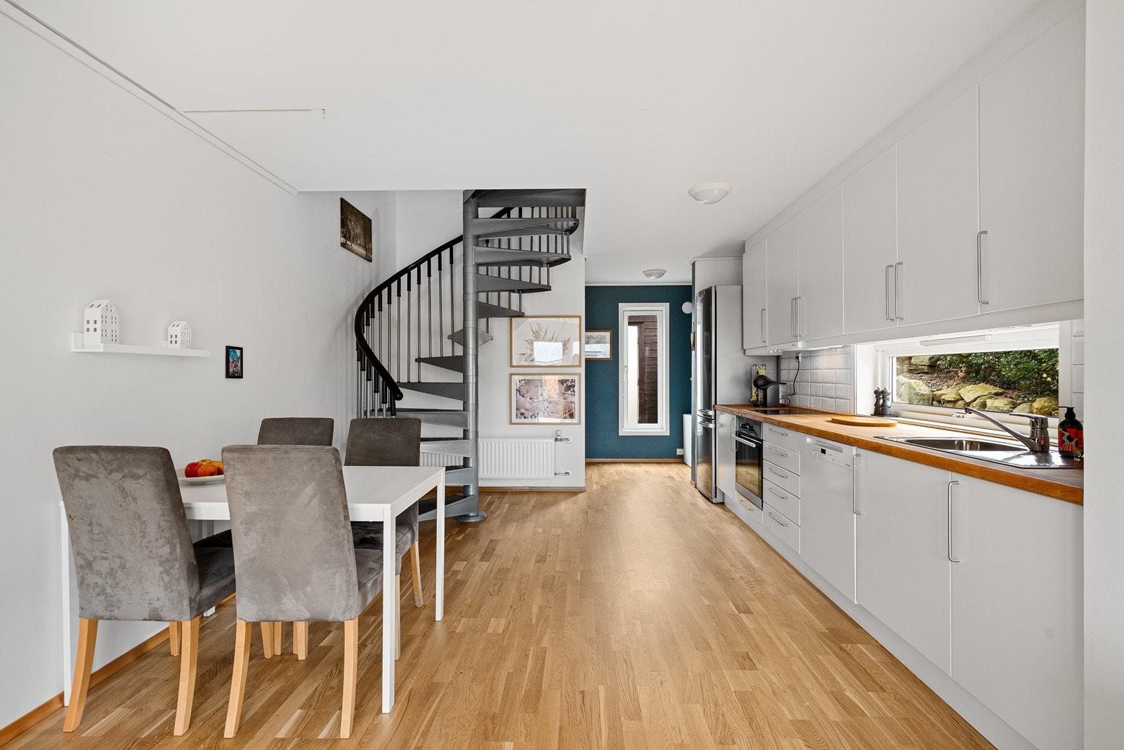 God plass til et spisebord like ved kjøkkenet. Galleribilde