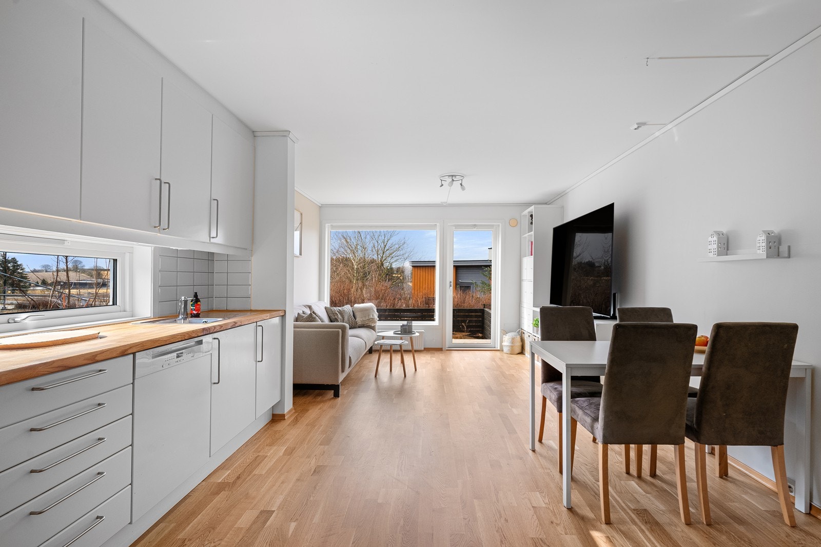 Åpen stue-kjøkken-løsning. Galleribilde