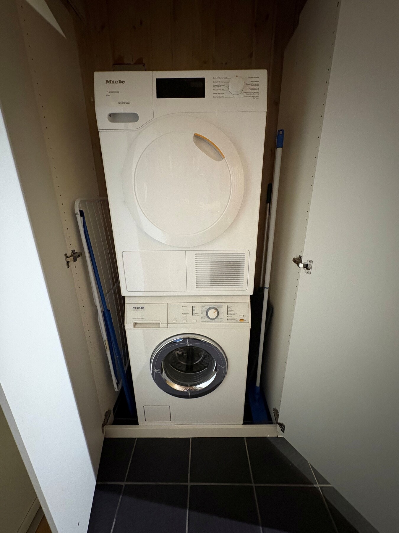I entreen er det også et skap med integrert vaskemaskin og tørketrommel. Galleribilde