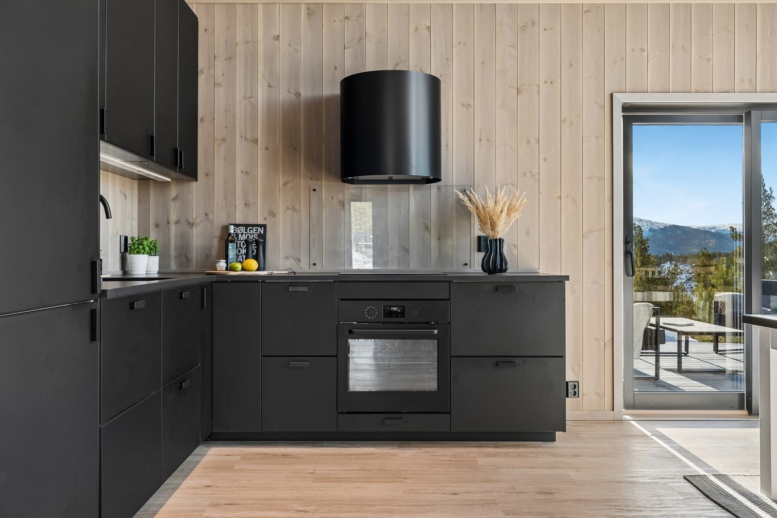 Moderne innredning fra Ikea med integrert stekeovn, platetopp, oppvaskmaskin og kjøl-/fryseskap. Galleribilde