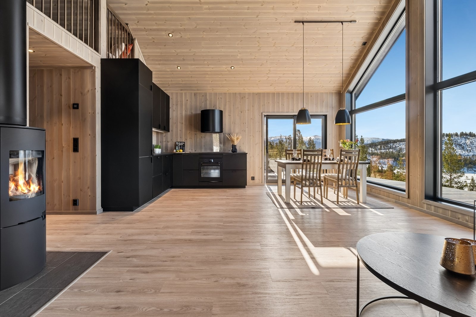 Hytta har gjennomgående bruk av trepanel på vegger og i tak som skaper en lun og helhetlig atmosfære. Galleribilde