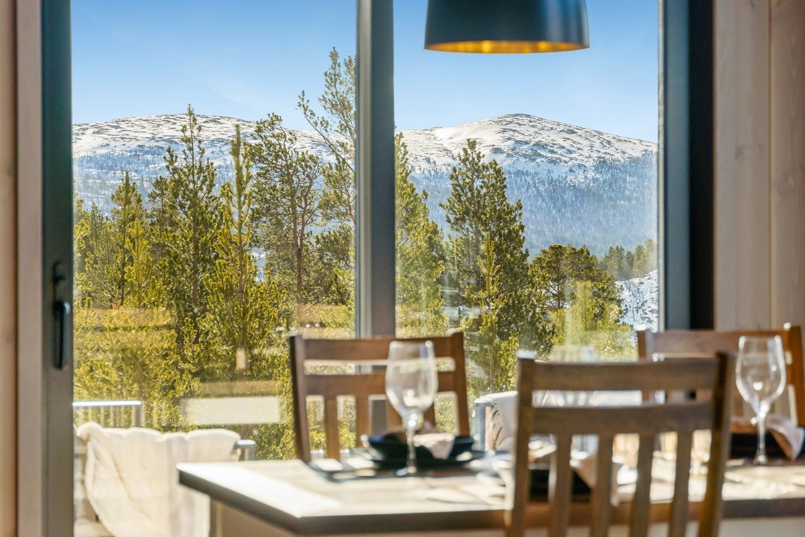 Skyvedøren visker ut skillet mellom inne og ute. Galleribilde