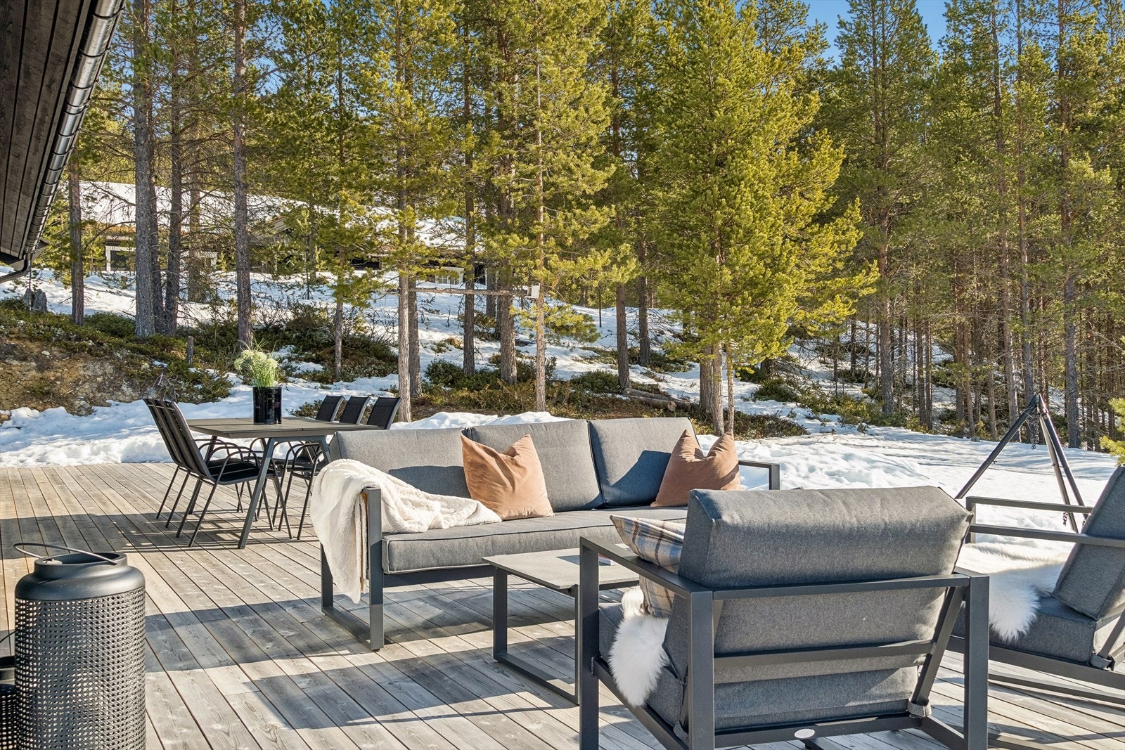 Terrassen har impregnert dekke og god plass til både sittegruppe og spisebord. Galleribilde