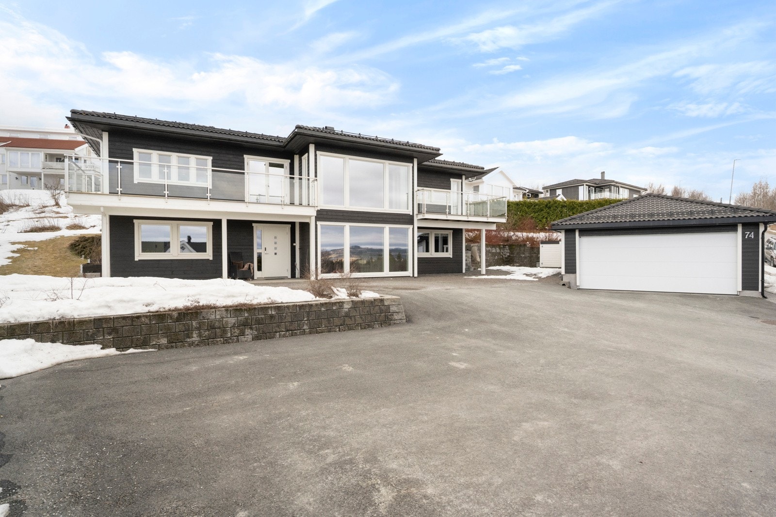 Romslig gruset og asfaltert gårdsplass. Galleribilde