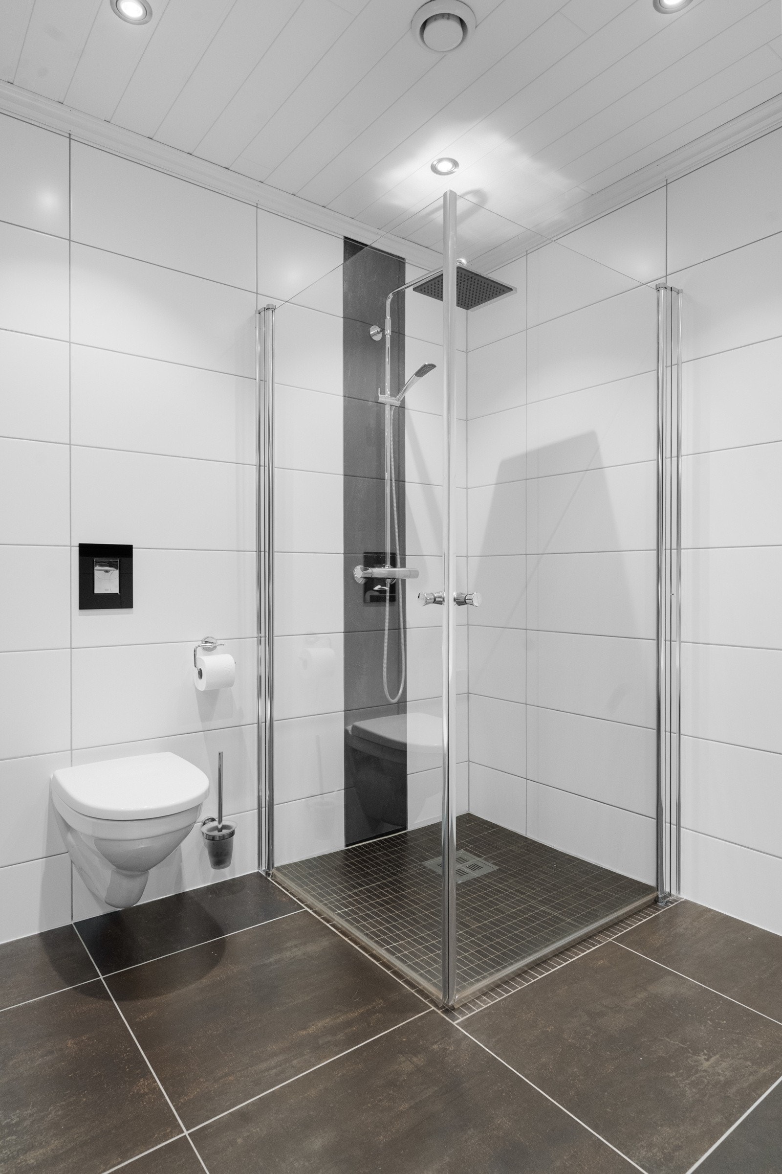 Dusjhjørne og vegghengt wc. Galleribilde