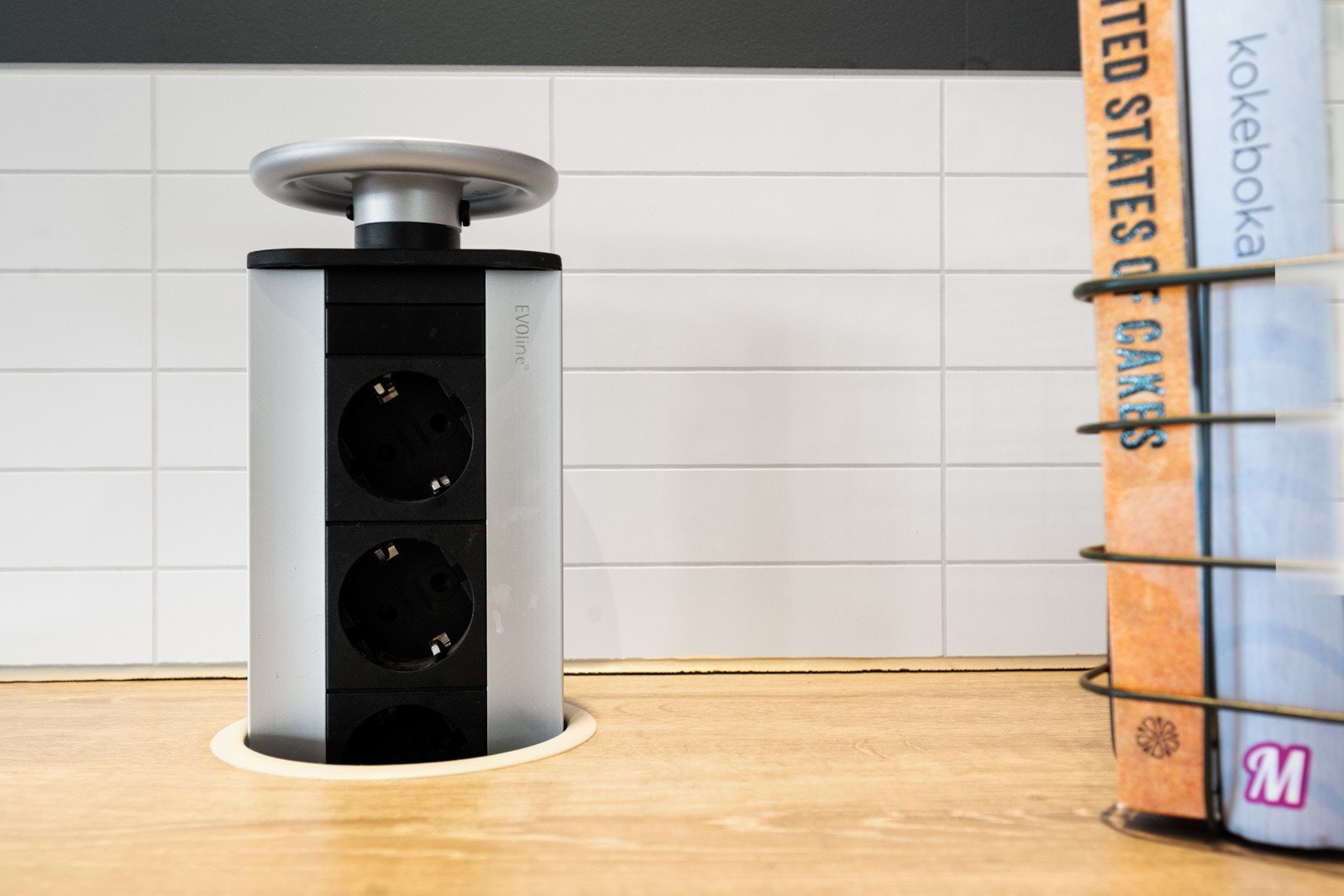 Moderne og praktiske løsninger understreker boligens gjennomførte preg - her detalj for stikkontakter som er nedfelt i benkeplate. Galleribilde