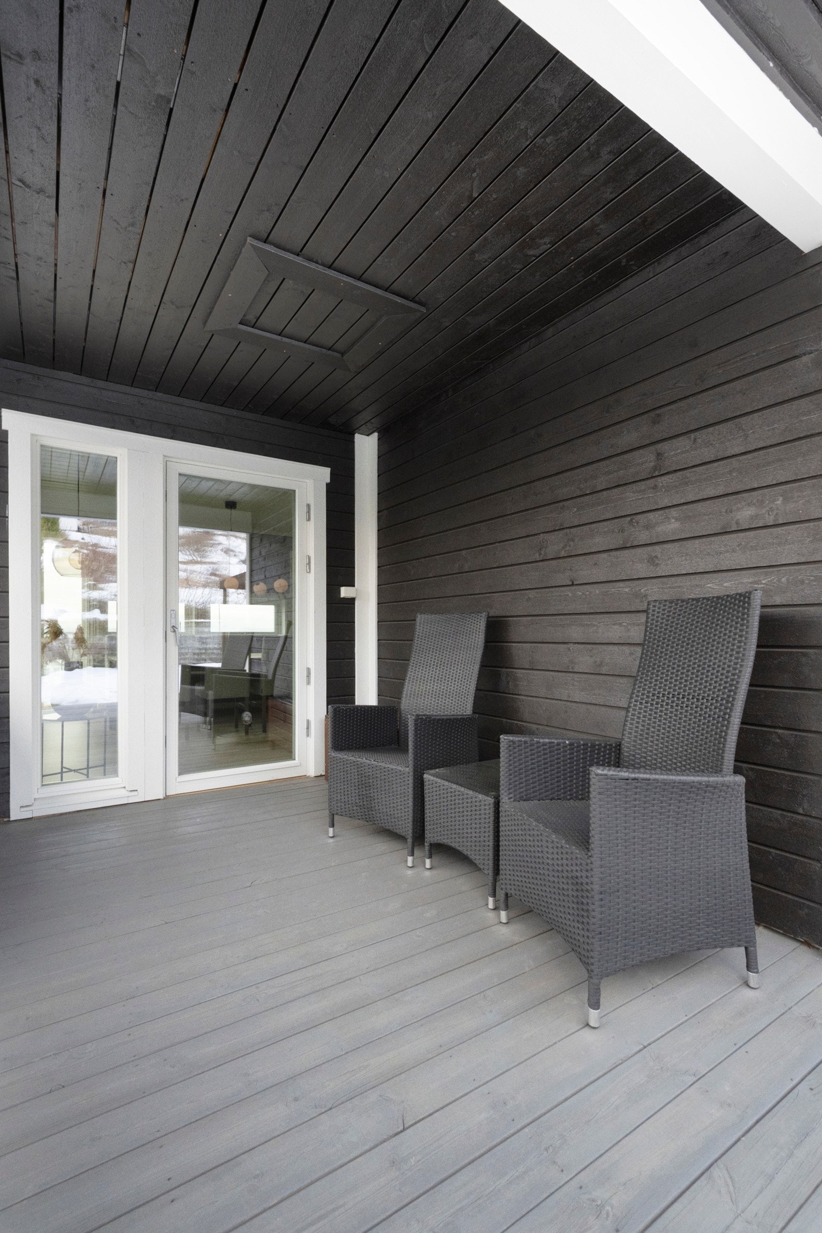 Lun krok på del av terrassen nærmest boligen - utgang fra stua. Galleribilde