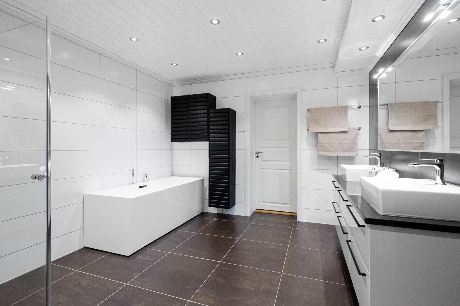 Lekkert flislagt bad/wc. Badet er godt utstyrt med både wc, dobbelservant, badekar og dusj. Galleribilde