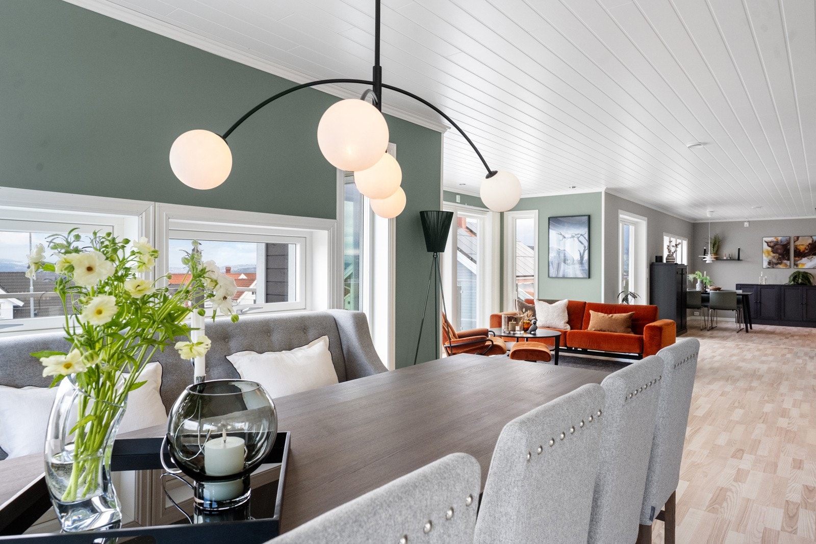 Fin plass for stor spisestue Galleribilde