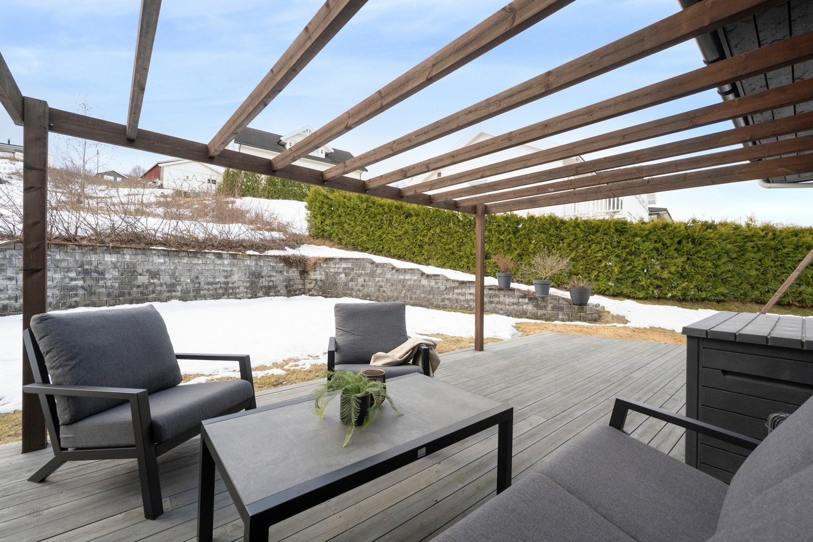 Det er mange fine uteplasser på eiendommen, tilrettelagt for å kunne kose seg ute uansett sommervær. Galleribilde