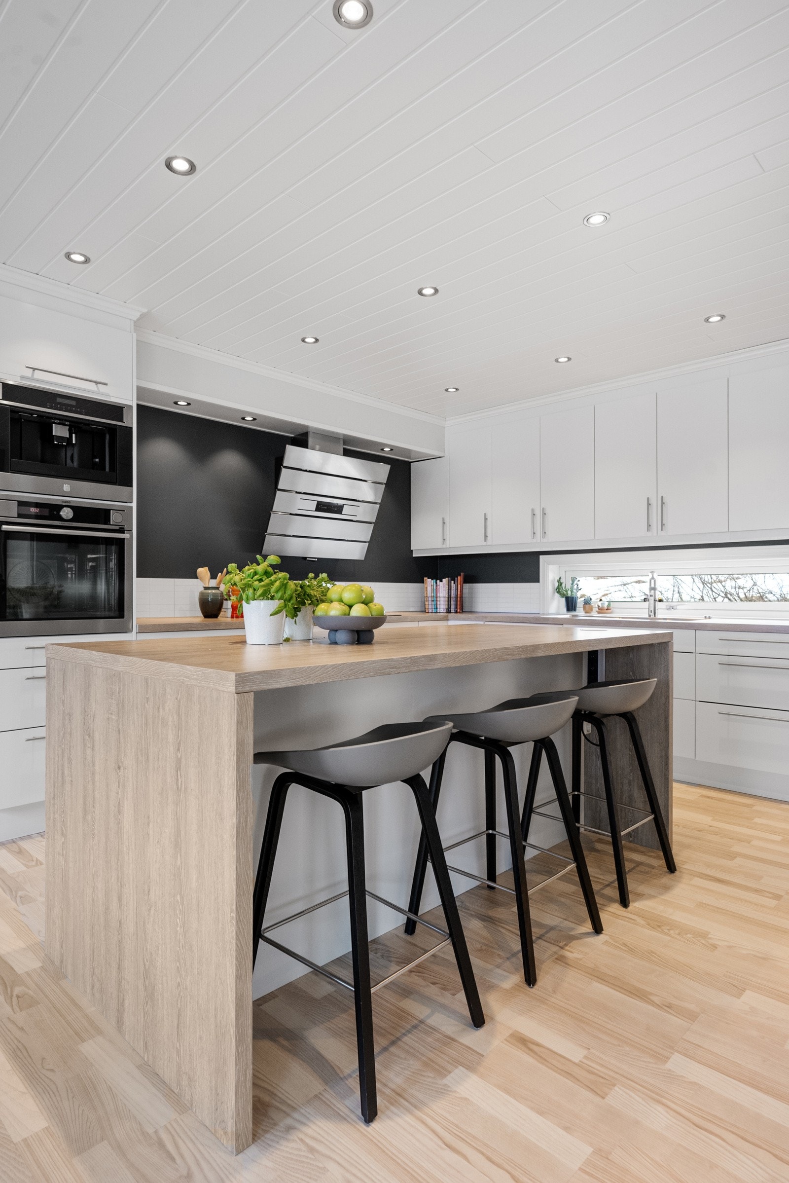 Praktisk kjøkkenøy med sitteplasser. Galleribilde