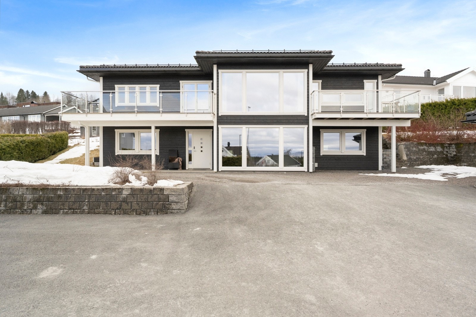 Det er også god plass for parkering på gårdsplassen. Galleribilde