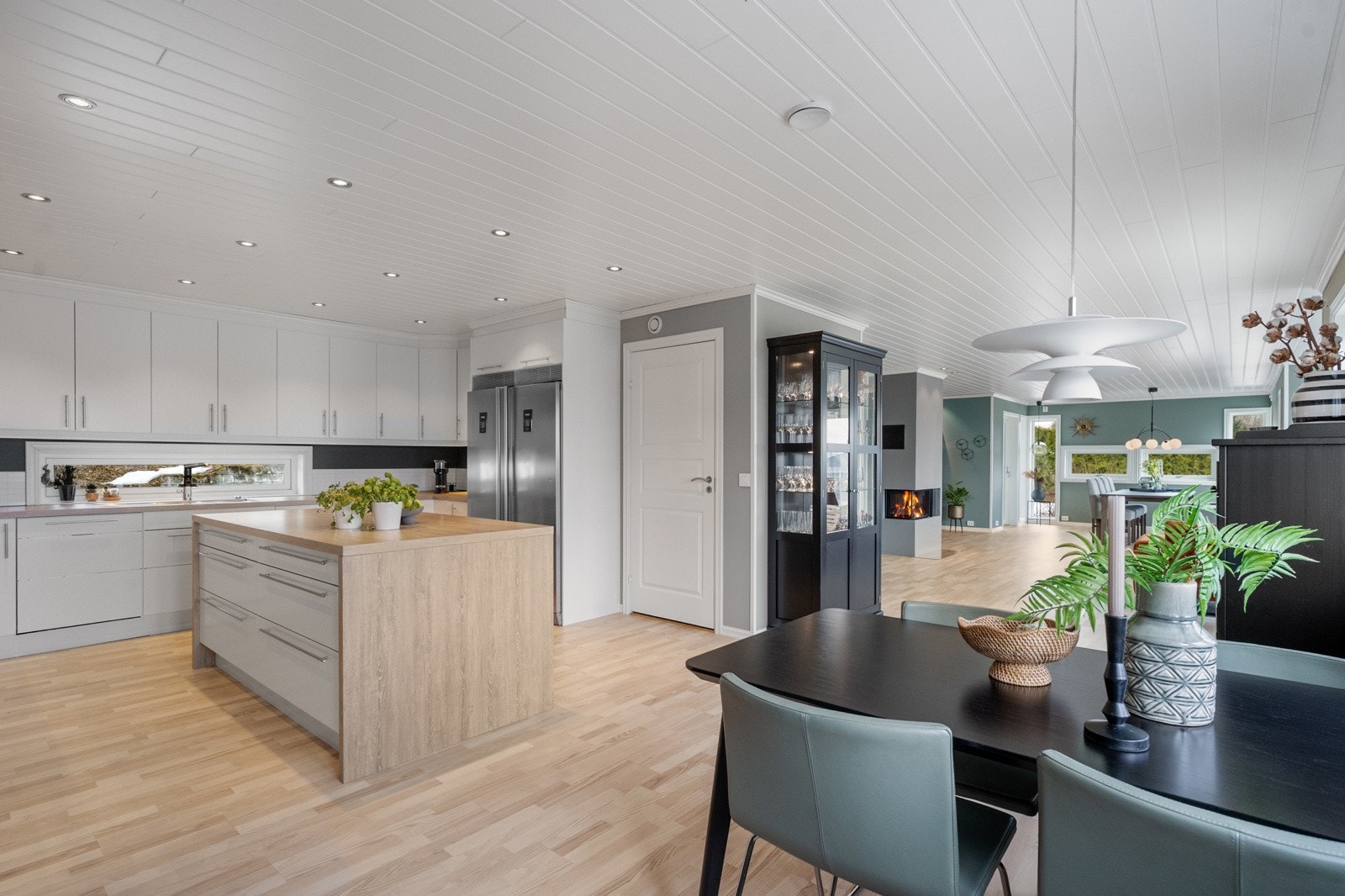 Det er også spiseplass på kjøkkenet - perfekt når du har gjester på besøk. Galleribilde