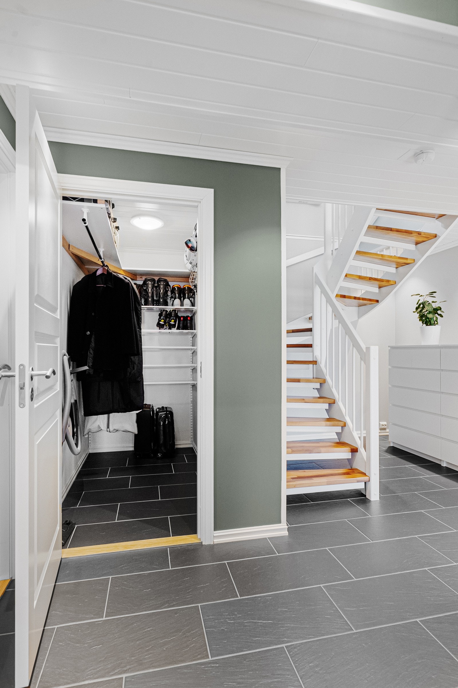 Entrè/hall med praktisk bod. Galleribilde