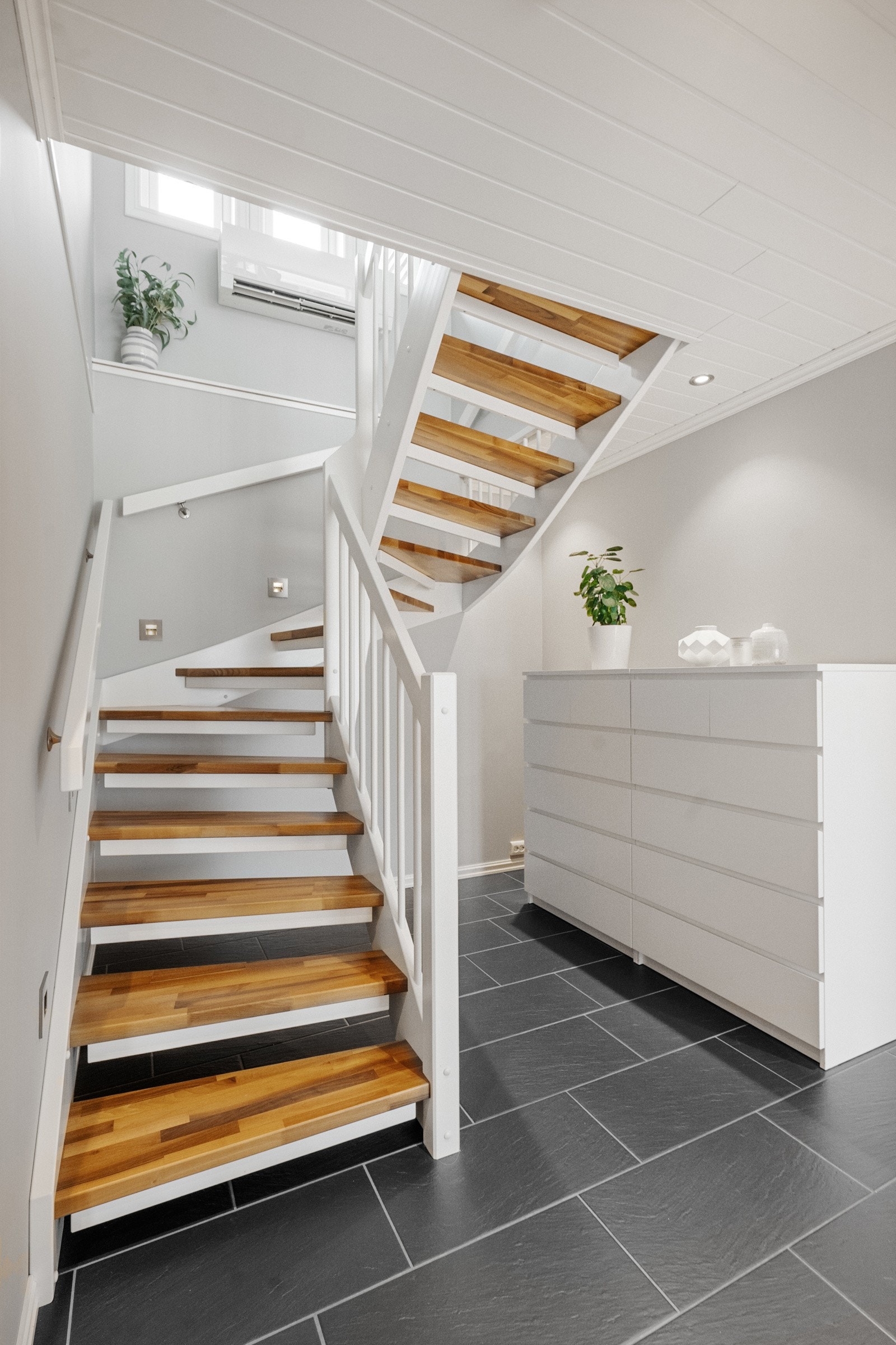 Åpen trapp mellom etasjene. Galleribilde