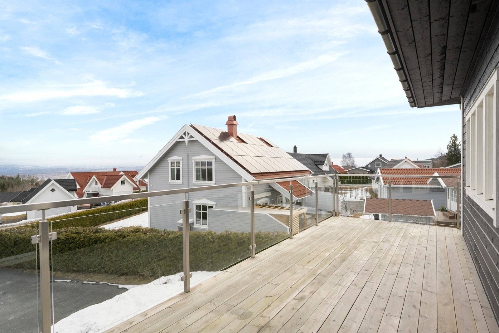 Fin utsikt fra veranda med utgang fra kjøkkenet. Galleribilde