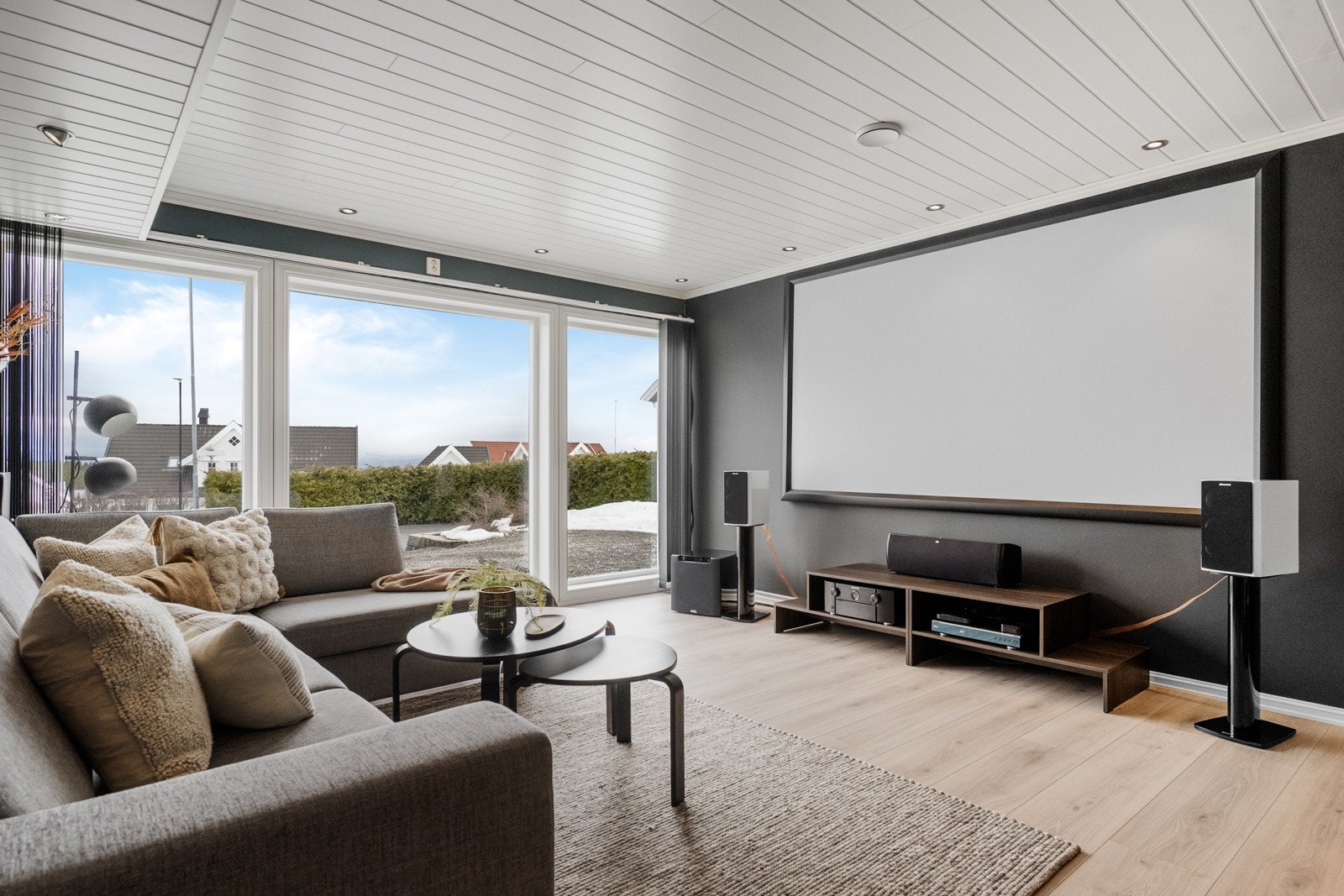 Det er gulvvarme i hele underetasjen med unntak av ett soverom. Dette gir lune, god rom og god komfort. Galleribilde