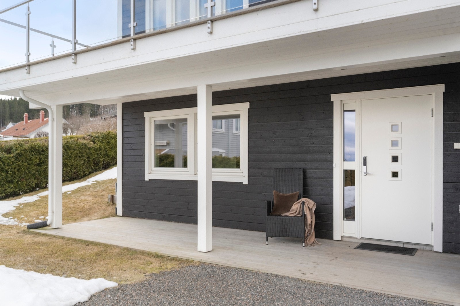 Overbygd uteplass også ved inngangsparti. Galleribilde