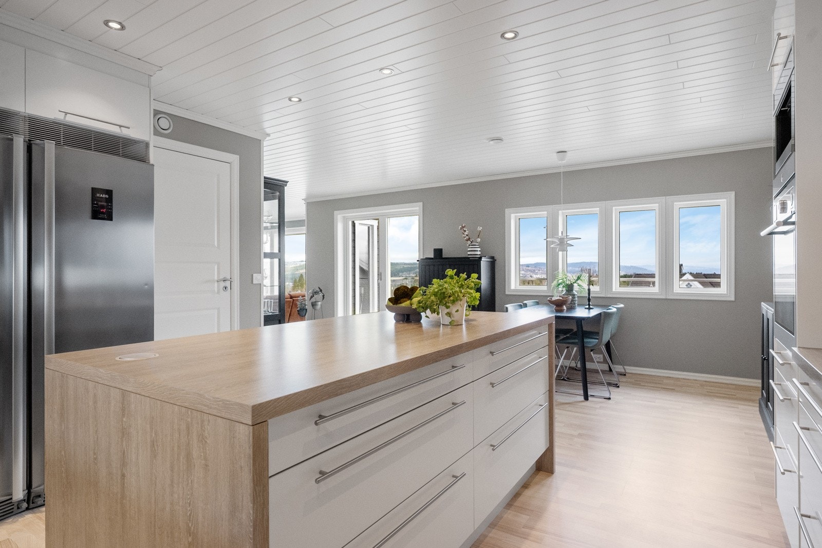 Integrert komfyr, steketopp, kaffemaskin og oppvaskmaskin. Plass til stort frittstående kjøle- og fryseskap. Galleribilde