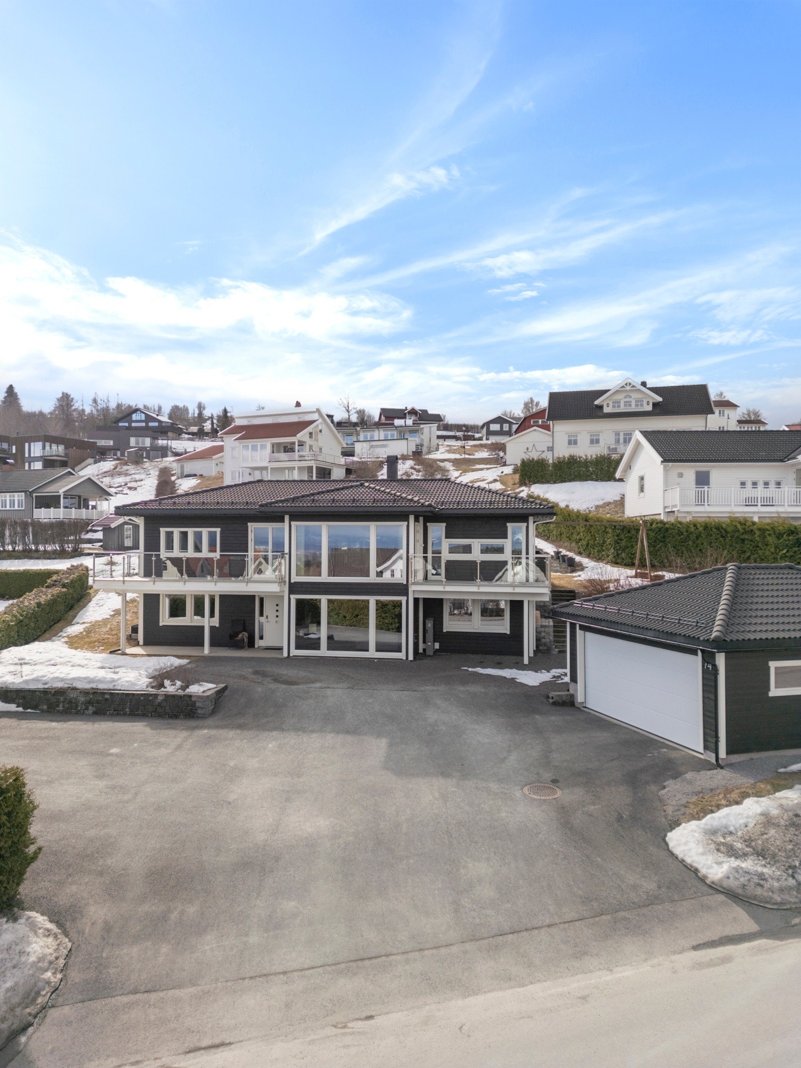 Dette er en innholdsrik og moderne enebolig med en attraktiv beliggenhet - perfekt for deg som ønsker en lettstelt bolig med gode kvaliteter i et trygt og familievennlig område -velkommen til hyggelig visning! Galleribilde