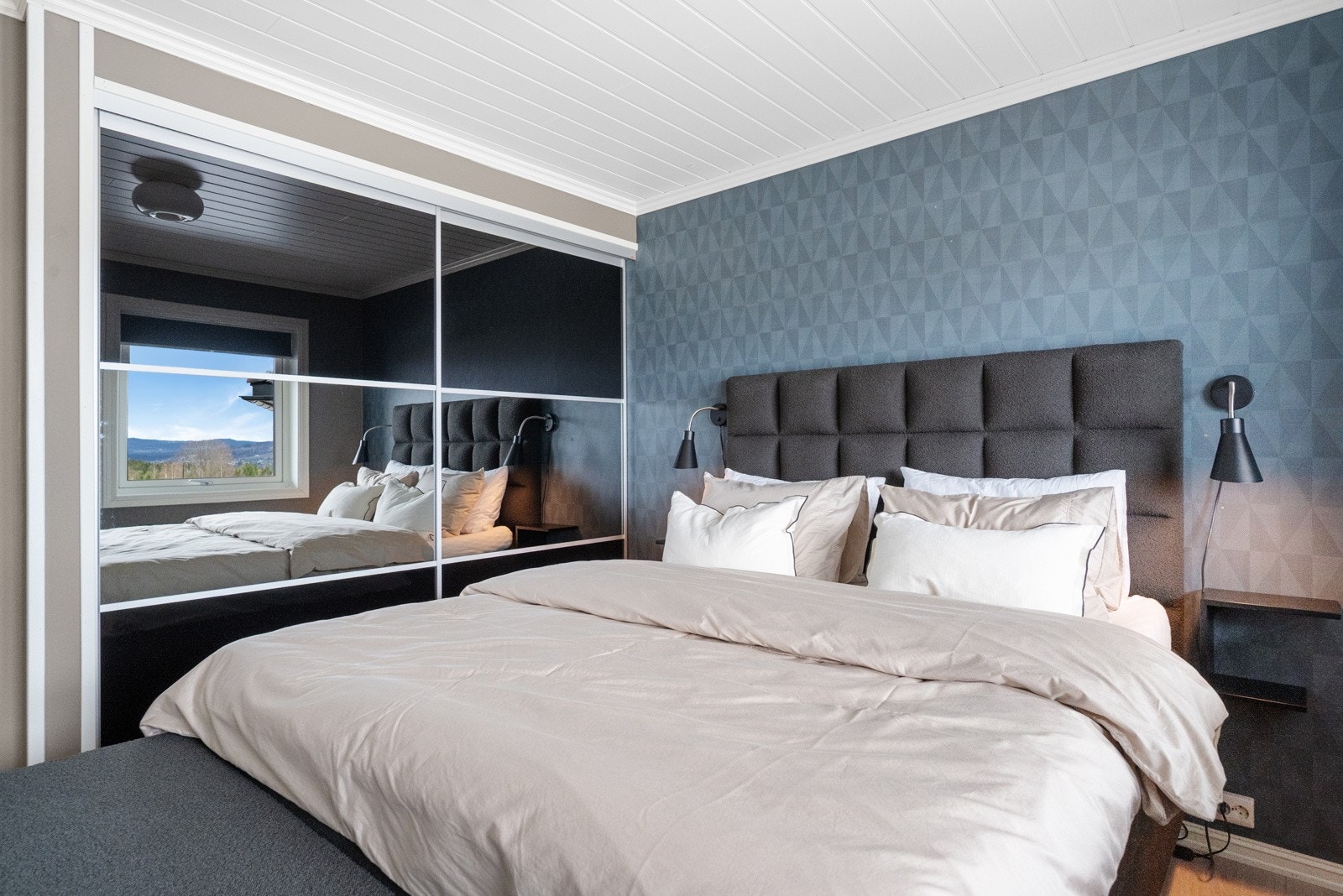 Hovedsoverom med skyvedørsgarderobe. Galleribilde