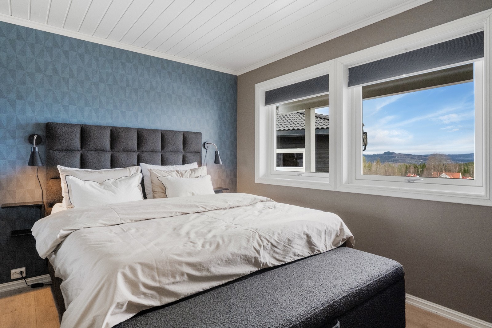 Boligen har tre gode soverom, alle i underetasjen. Her ser du hovedsoverommet. Galleribilde