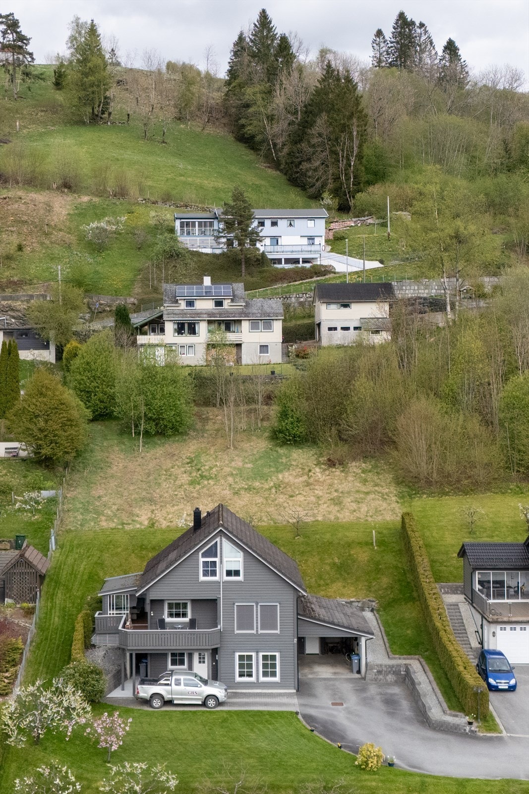 Veirett frem til hovedvei Norheimsvegen. Gangrett over naboer sørvest (tilkomst Hatlevegen) gir kort og trygg gange til sentrum. Galleribilde