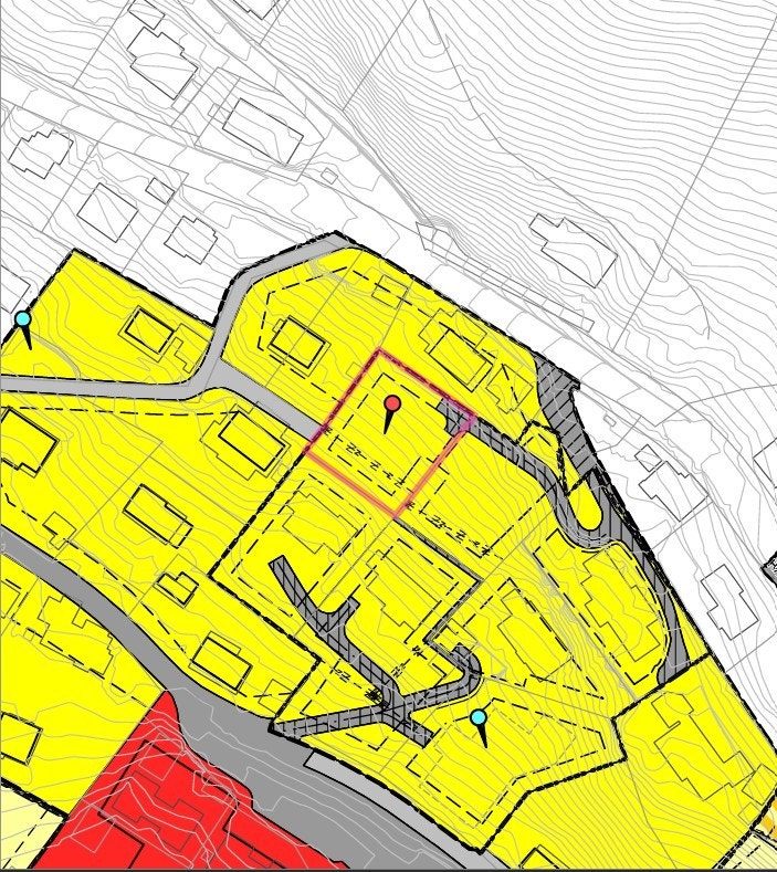 Situasjonskart. Tomten er markert i rødt. Se adkomst + gangvei ned til Hatlevegen. Galleribilde